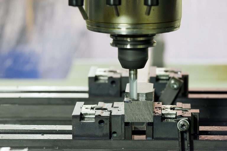 Fräsbearbeitung eines Metallteils im Schraubstock des Bearbeitungszentrums