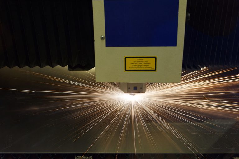 Funkenflug beim Laserschneiden von Blech am 15 kW Faserlaser
