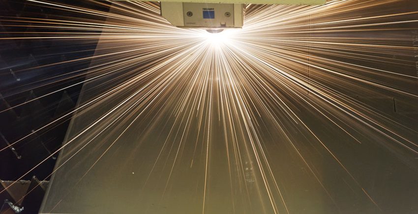 Laserschneidkopf im Einsatz mit intensivem Funkenflug